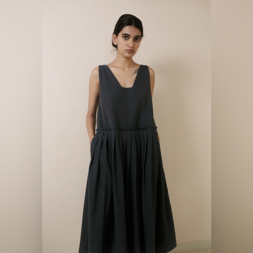 NWT Runaway Bicycle Indigo Charcoal Sleeveless Cotton Pleated Midi Dress Sz L